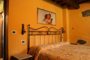 a bedroom with a bed and a picture on the wall at Podere Pian De' Cortini in Serravalle +66 photos