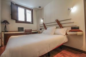 Cama o camas de una habitación en Apartamentos Turísticos Aguas de Viznar