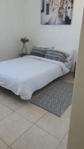 Een bed of bedden in een kamer bij Appartement à Eilat vue mer