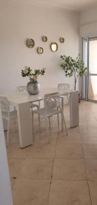 Een zitgedeelte bij Appartement à Eilat vue mer