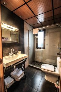 Un baño de Apartamentos Turísticos Aguas de Viznar