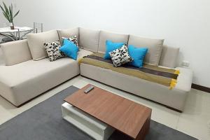 a living room with a couch with pillows on it at Hermoso Departamento - Zona Miraflores in Tarija
