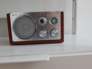 stare radio siedzące na półce w obiekcie Le TAYLOR Hypercentre, Spacieux & Lumineux w mieście Pau