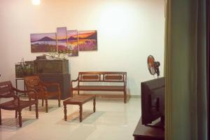 a living room with furniture and a tv in it at Peaceful Holiday Home in Athurugiriya
