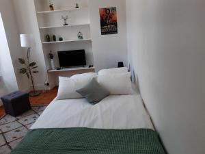 Łóżko lub łóżka w pokoju w obiekcie Le TAYLOR Hypercentre, Spacieux & Lumineux