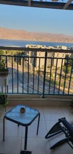 Een balkon of terras bij Appartement à Eilat vue mer