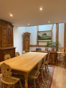 una sala da pranzo con tavolo e sedie in legno di Ferme du Val de Bruinen a Sainte-Marie-aux-Mines
