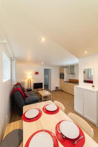 una sala da pranzo e un soggiorno con tavolo e sedie di Les coquelicots, calme, jardin a Colmar