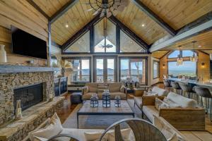 ein großes Wohnzimmer mit Kamin und Fernseher in der Unterkunft Lookout Lodge in Blue Ridge