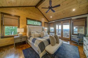 ein Schlafzimmer mit einem Bett und einem Deckenventilator in der Unterkunft Lookout Lodge in Blue Ridge
