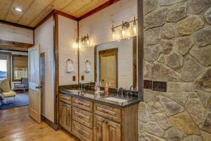 ein Badezimmer mit einem Waschbecken und einer Steinmauer in der Unterkunft Lookout Lodge in Blue Ridge + 43 Fotos