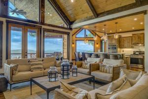 ein Wohnzimmer mit Sofas und eine Küche in der Unterkunft Lookout Lodge in Blue Ridge