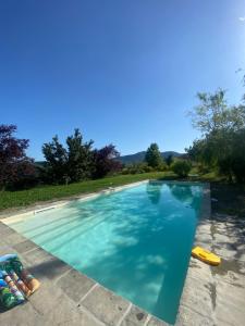 een groot zwembad met blauw water bij Case Crovina in Salsomaggiore Terme