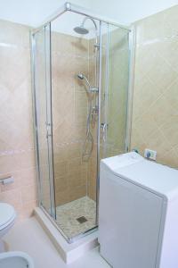 ducha con puerta de cristal junto a un aseo en S Efisio in Cagliari Centre Q4825, en Cagliari