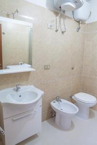 y baño con aseo y lavamanos. en S Efisio in Cagliari Centre Q4825, en Cagliari