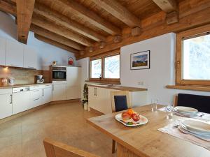 una cocina con una mesa con un plato de fruta. en Appartement Alpenzauber, en Längenfeld