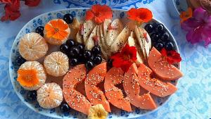 um prato de alimentos com laranjas e outros frutos em Sítio Monte Alegre em Ibicoara