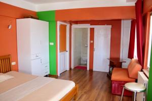Schlafzimmer mit orangefarbenen und grünen Wänden und einem Bett in der Unterkunft Antalyaloft in Antalya