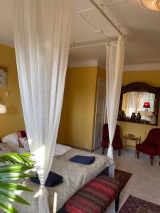 Katil atau katil-katil dalam bilik di Kolmårdsgården B&B