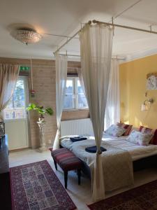 Katil atau katil-katil dalam bilik di Kolmårdsgården B&B