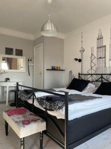 1 dormitorio con 1 cama grande y escritorio en Kolmårdsgården en Kolmården