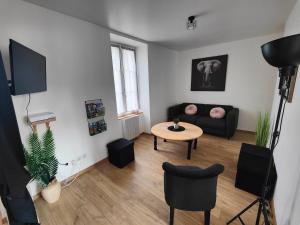 Televízia a/alebo spoločenská miestnosť v ubytovaní L'OASIS - Maison rénovée à 10 min de Beauval