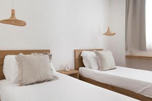 two beds sitting next to each other in a bedroom at Maya Beach Resort in Massa Lubrense