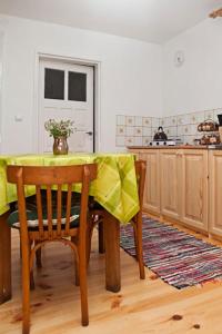 uma cozinha com uma mesa com uma toalha de mesa amarela em Chatka na Roztoczu em Bondyrz