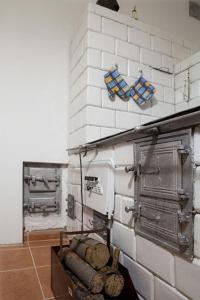 a kitchen with a brick wall and an oven at Chatka na Roztoczu in Bondyrz