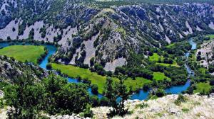 Kamp Kanjon Krupa في Golubić: اطلالة جوية على نهر في جبل