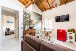 a living room with a couch and a table at Gli specchi in Lucca
