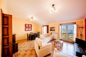 - un salon avec un canapé et une table dans l'établissement Appartamento Ilaria in Villa Laura, à Scala