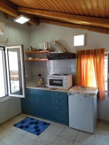 Kuchyň nebo kuchyňský kout v ubytování Ρήγας: Όμορφα στο Μεσολόγγι, διαμέρισμα Δ1