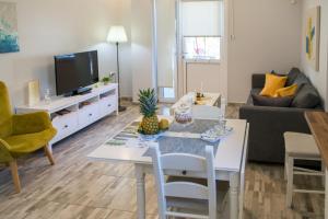 A television and/or entertainment centre at The Prickly Pear Apartment