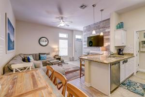 een keuken en een woonkamer met een bank en een tafel bij Seaside Paradise in Corpus Christi