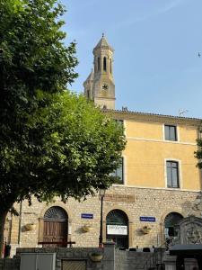 budynek z wieżą zegarową na górze w obiekcie Location de vacances Rians haut Var w mieście Rians