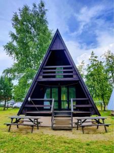 ZakrzewoにあるOsada Kujanki - domek wakacyjnyの三角形の家