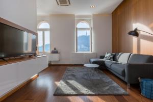 een woonkamer met een bank en een flatscreen-tv bij Panorama Luxury Dream Home in The Center in Boedapest