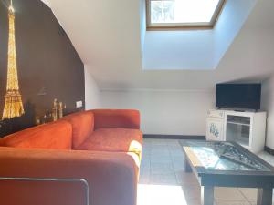 TV a/nebo společenská místnost v ubytování Hotel Al-Andalus