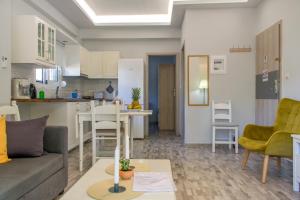 A kitchen or kitchenette at The Prickly Pear Apartment