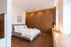 een slaapkamer met een bed en een houten muur bij Panorama Luxury Dream Home in The Center in Boedapest