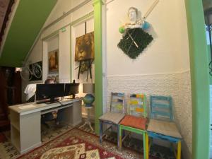 Tenerife Art Hostel的电视和/或娱乐中心
