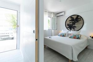a bedroom with a bed and a window at Paradize- Plage & 3Piscines - Anse Marcel in Anse Marcel  +43 photos