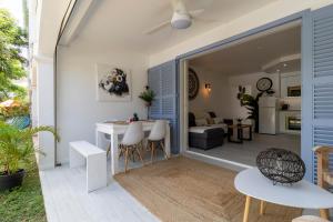 a dining room and living room with a table and chairs at Paradize- Plage & 3Piscines - Anse Marcel in Anse Marcel 