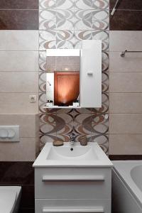 y baño con lavabo blanco y espejo. en Three bedroom spacious apartment Anatolia, en Budva