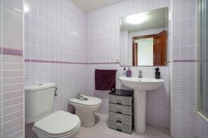 Łazienka z białą toaletą i umywalką w obiekcie Apartamento Colibri w mieście Puerto Real +22 zdjęcia