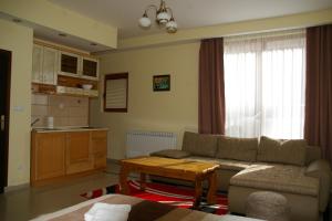 sala de estar con sofá y mesa en Apartments Drina, en Višegrad