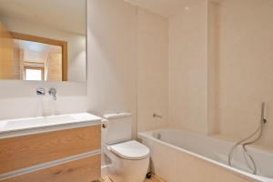 a bathroom with a toilet and a tub and a sink at Luderna - Duplex Corilha in Gessa