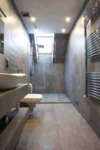 een badkamer met 2 wastafels en een douche bij Apartament Tyniecki in Darłowo