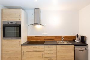 una cucina con lavello e microonde di Les coquelicots, calme, jardin a Colmar